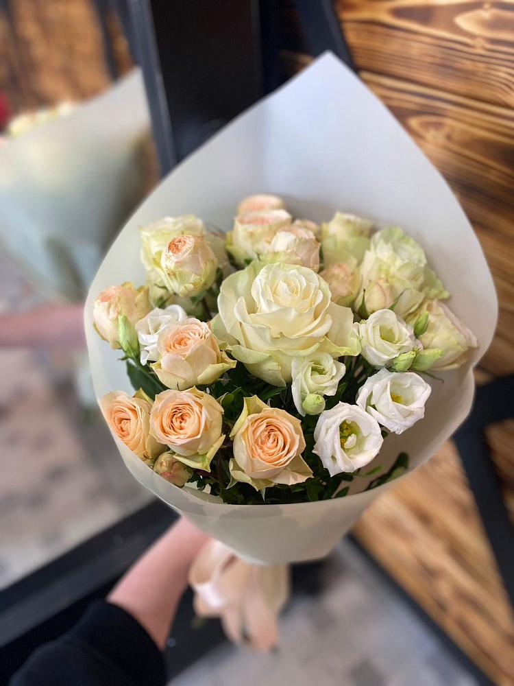 Букет цветов из: Розы и Лизиантусы в Мирном Республики Саха (Якутия)